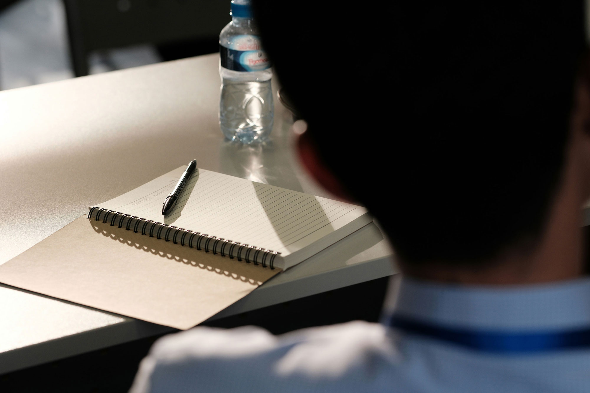 Person arbeitet mit einem Laptop im Freien