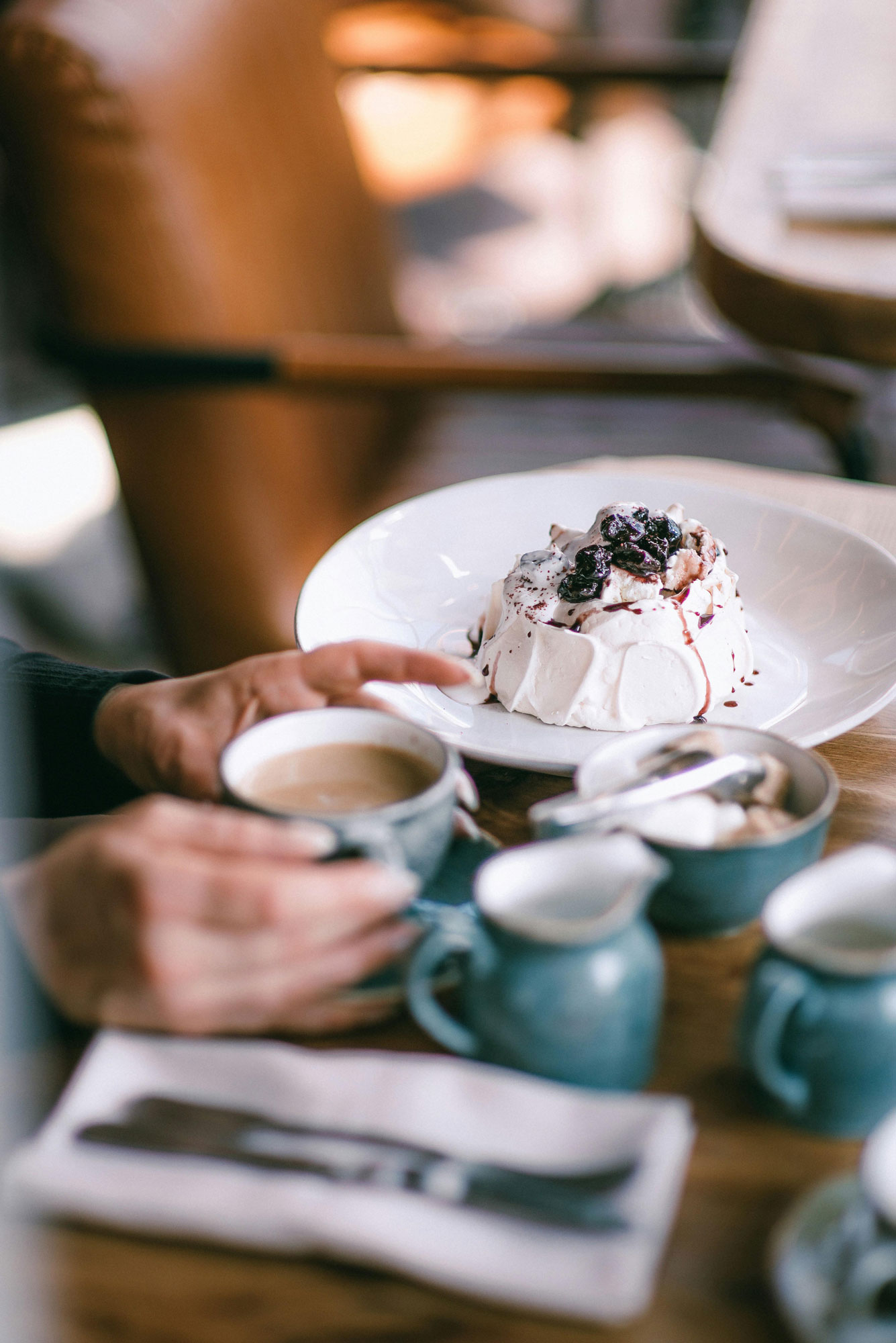 Dessert mit Beeren auf einem gedeckten Tisch